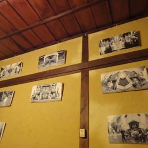 壁には菊松屋の写真が飾られています。